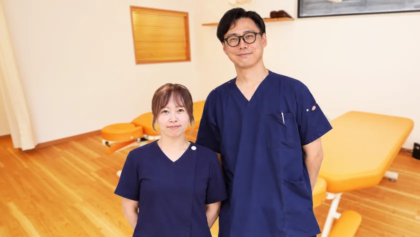 たより鍼灸整骨院の院長と受付スタッフが笑顔でお迎えします