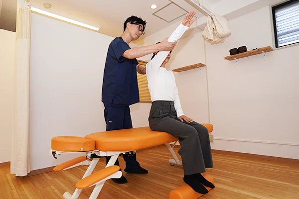 肩や腕の動きを確認する様子
