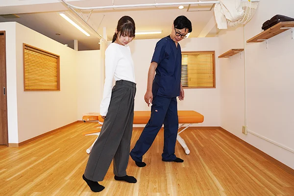 施術後の動きを確認しながら今後についてご説明する様子