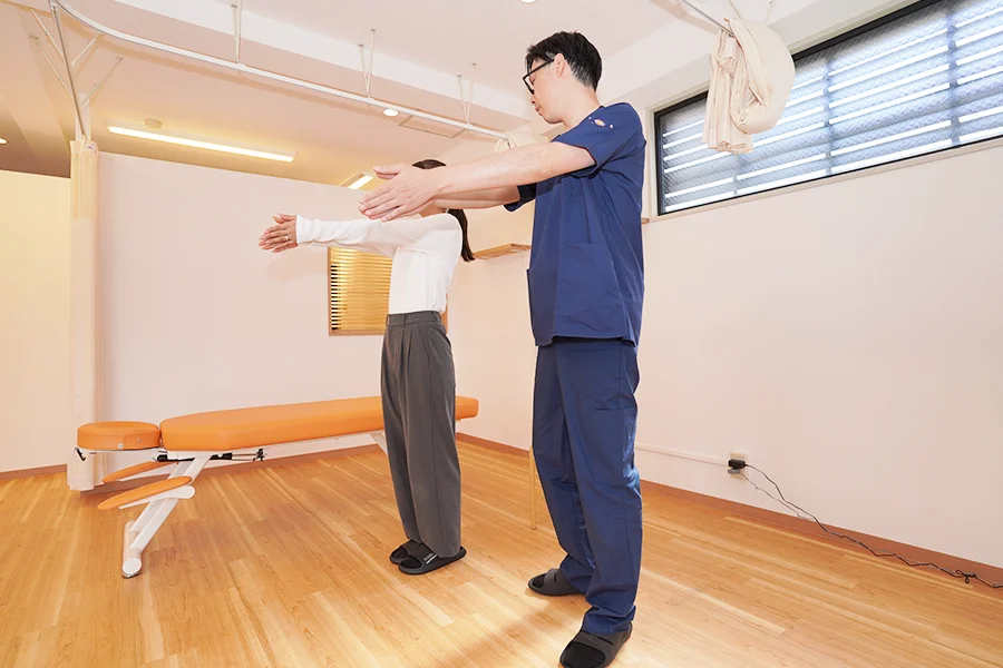 姿勢や身体の動きを確認している様子