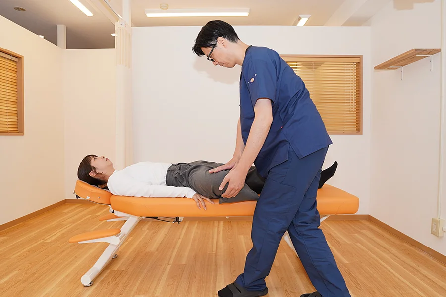身体の状態に合わせて骨盤まわりを施術している様子